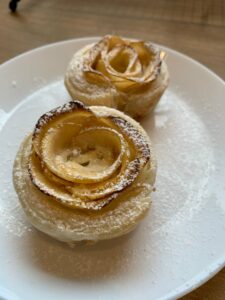 Read more about the article Schnelle Blätterteig-Apfelrosen aus der Muffinform Deluxe
