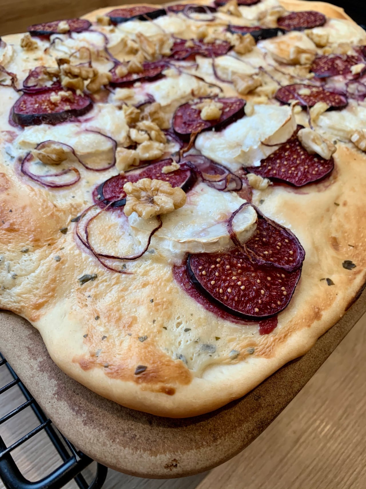 Flammkuchen mit Ziegenkäse, Feigen und Walnüssen vom Zauberstein Plus ...