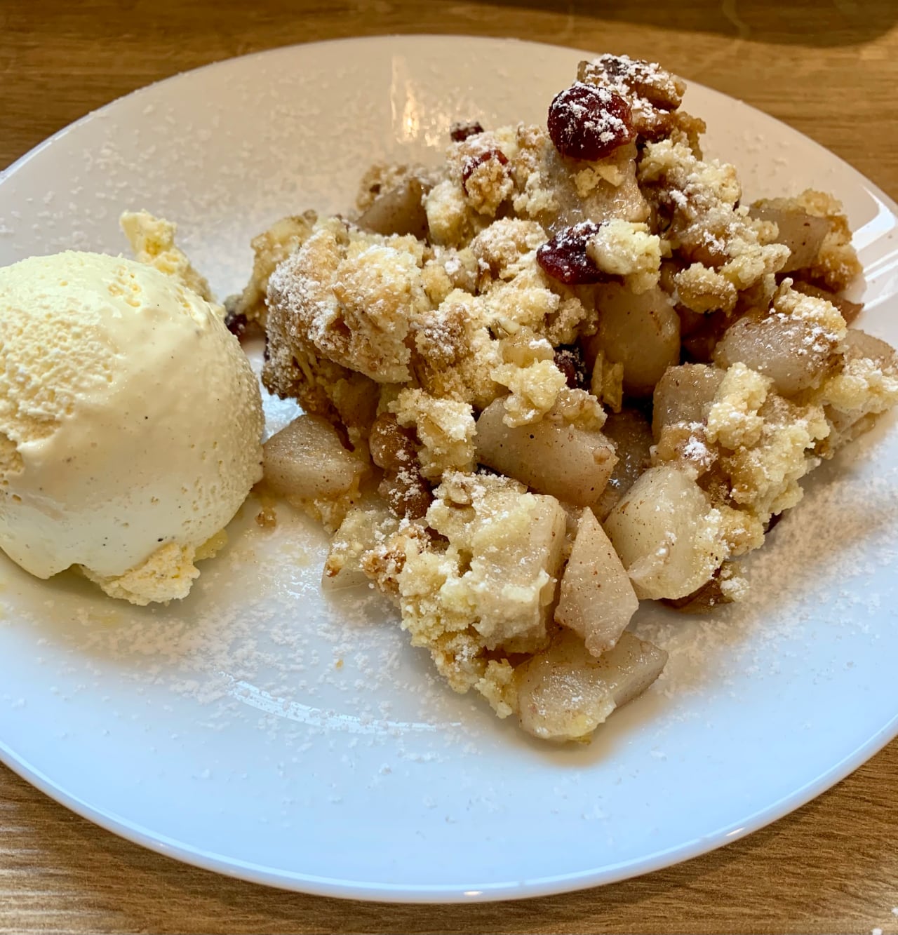 Birnen-Apfel-Walnuss Crumble mit getrockneten Cranberries aus der Mini ...