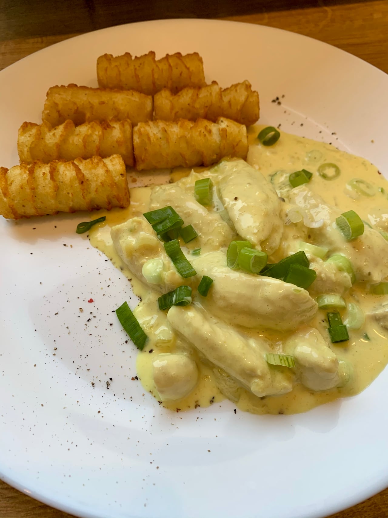 You are currently viewing Hähnchenbrustgeschnezeltes in Curryrahmsauce aus der großen Edelstahl-Antihaftpfanne mit Kroketten vom großen Ofenzauberer plus