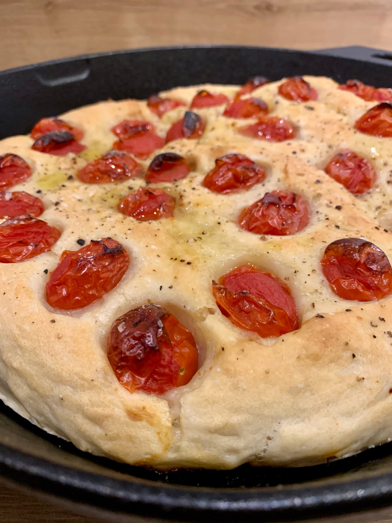 You are currently viewing Tomaten-Focaccia aus der gusseisernen Pfanne