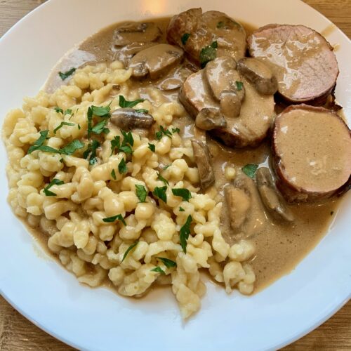 Schweinefilet im Speckmantel mit Champignonrahmsauce aus der ...