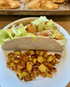 Read more about the article Hähnchen-Taccos mit Schnitzel vom großen Ofenzauberer plus und Kartoffelwürfel aus der gusseisernen Pfanne (4 Portionen)