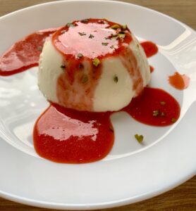 Read more about the article Panna Cotta mit Erdbeersauce aus den kleinen Elfen – TM Rezept (6 Portionen)