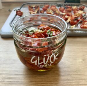 Read more about the article getrocknete Tomaten aus dem Airfryer (ergibt ca. 2 Schraubgläser)