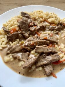 Read more about the article Rouladen-Geschnetzeltes aus dem gusseisernen Bräuer (4-6 Portionen)