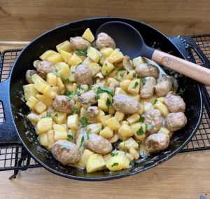 Read more about the article schnelle Bratwurst-Kartoffelpfanne aus der gusseisernen Pfanne (2-3 Portionen)