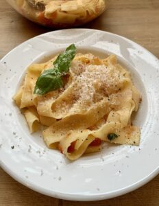 Read more about the article Parpadelle in Rösttomaten-Sauce vom großen Ofenzauberer plus (3-4 Portionen)