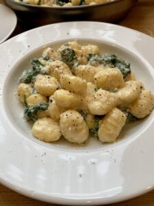 Read more about the article Gnocchi in Käsesauce mit Baby-Blattspinat aus der Edelstahl Antihaftpfanne (2-3 Portionen)