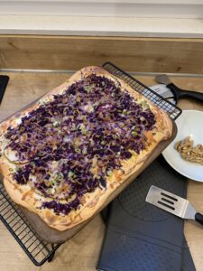 Read more about the article herbstlicher Rotkohl-Birne Flammkuchen vom Zauberstein plus
