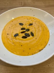Read more about the article Röst-Kürbiscremesuppe (3-4 Portionen)