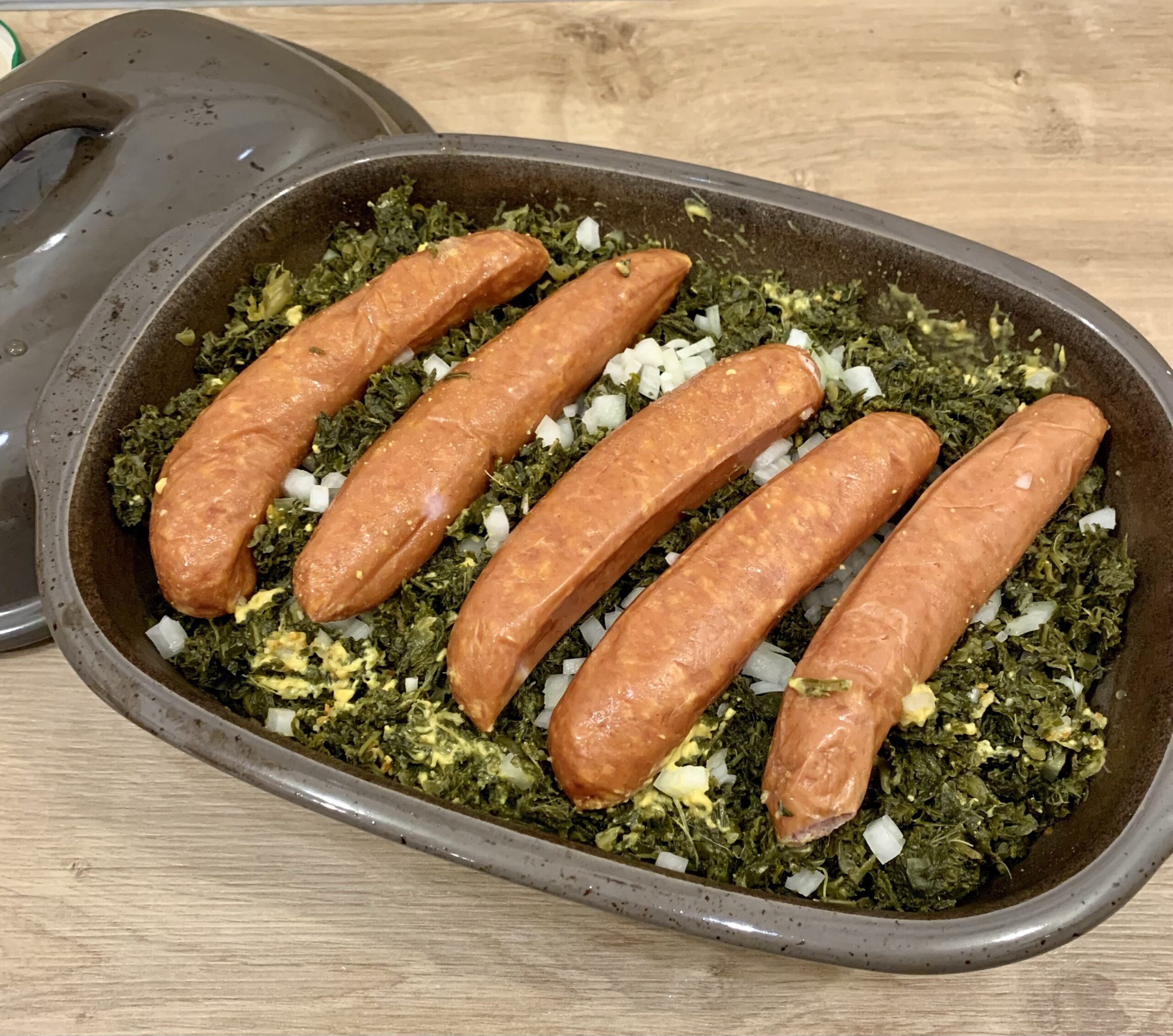 You are currently viewing Grünkohl mit Mettwurst aus dem Ofenmeister (4-6 Portionen)