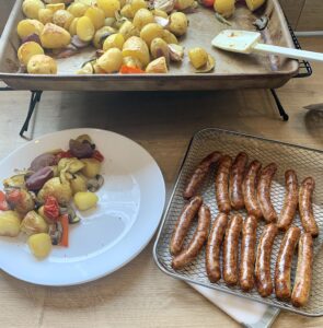Read more about the article Kartoffel-Gemüsepfanne vom großen Ofenzauberer plus mit Nürnberger Rostbratwürstchen aus dem Air Fryer (4 Portionen)