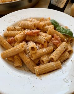 Read more about the article Tortiglioni in cremiger Tomatensauce aus der Edelstahl Antihaftpfanne (4 Portionen)