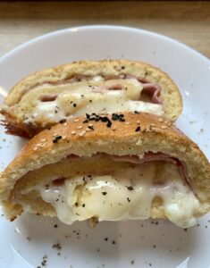 Read more about the article gefülltes Schinken-Käse-Brot vom Zauberstein plus
