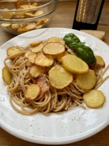 Read more about the article Spaghetti Aglio Olio mit Bratkartoffeln aus dem Air Fryer (3-4 Portionen)