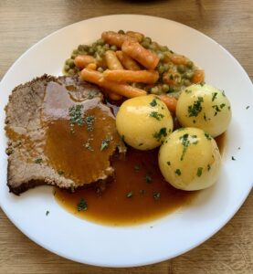 Read more about the article Rinderbraten aus dem gusseisernen Bräter (6 Portionen)